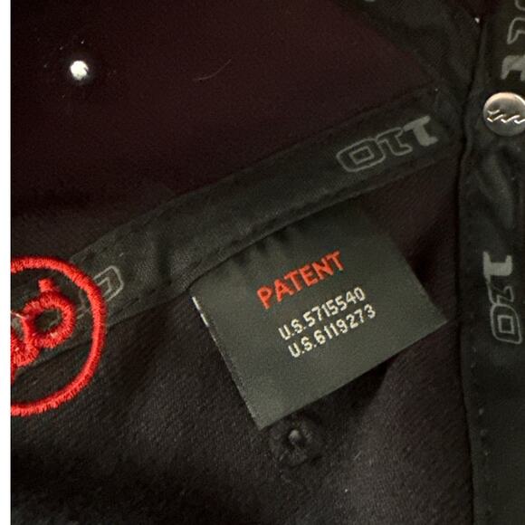 Garth Brooks World Tour Black Red Hat 110 Flex Fit Technology Adjustable Cap NEW - Picture 4 of 5